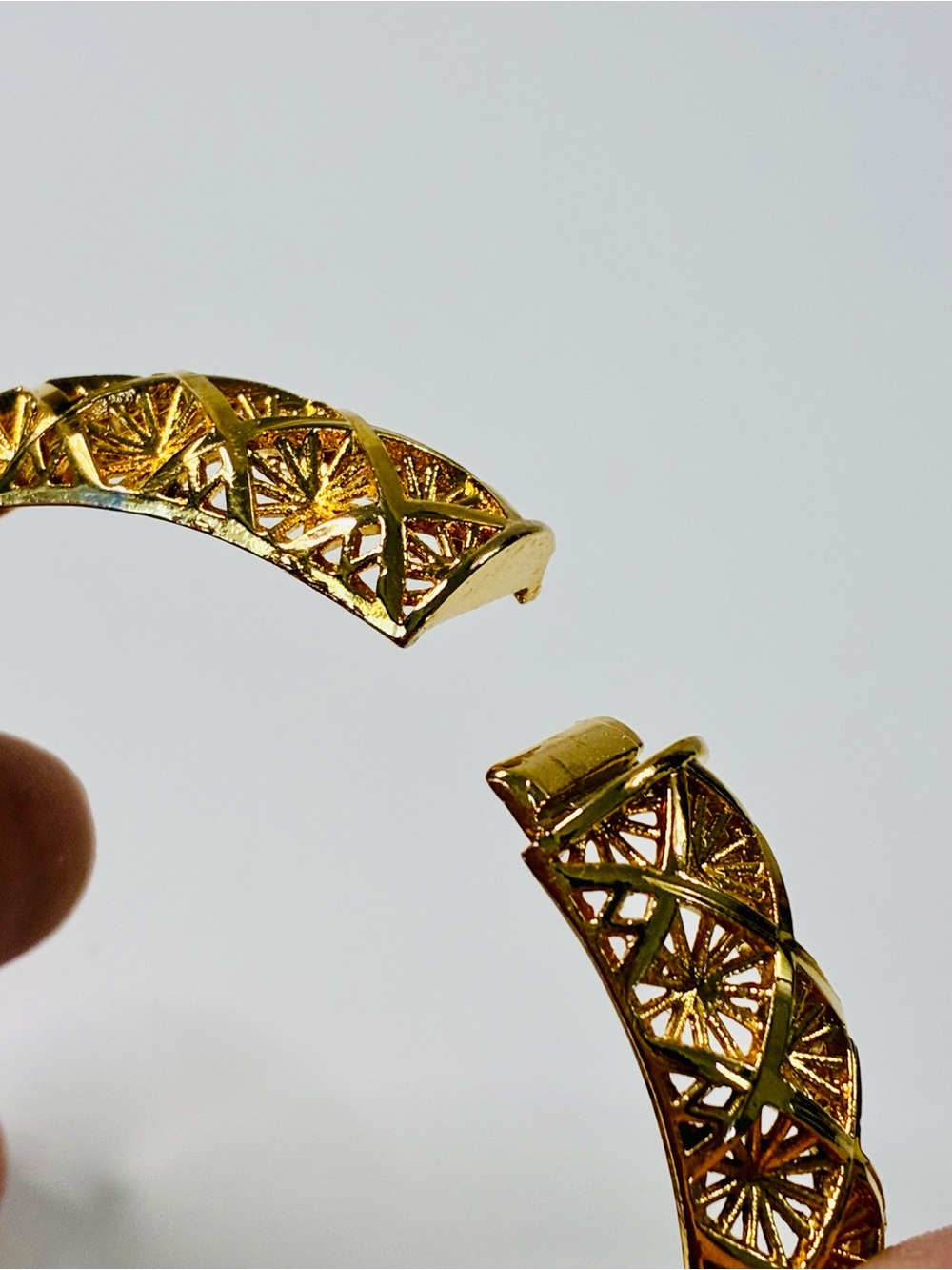 Stackable Gold Filigree Openwork Bangle Bracelet - Elegant Women's Jewelry - Picture 5 of 14
